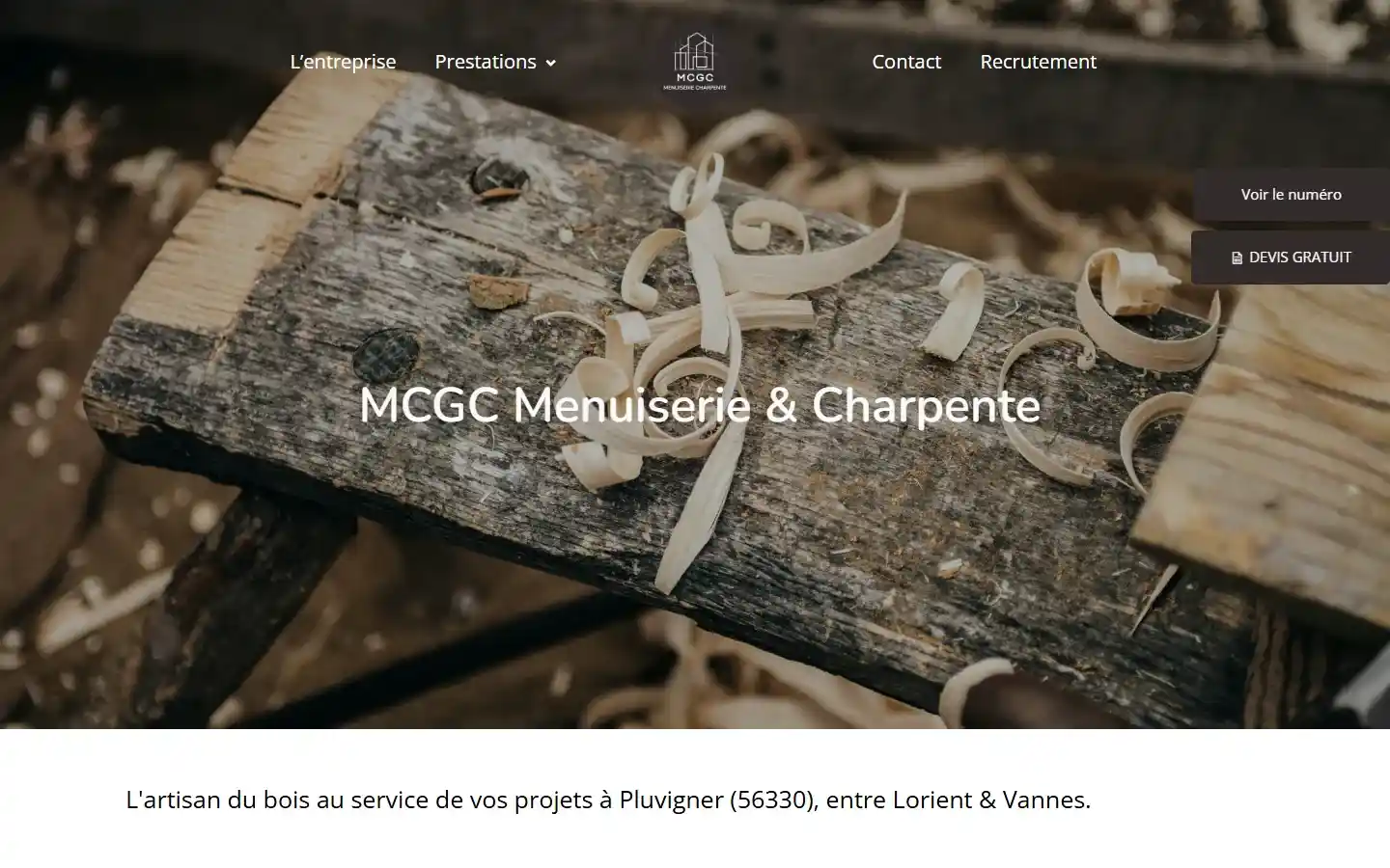 Page d’accueil de MCGC Menuiserie & Charpente : photo de copeaux de bois, boutons Voir le numéro et Devis gratuit.